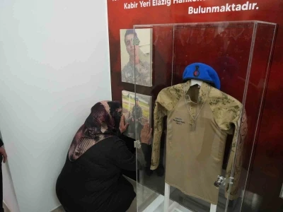 Kütüphaneye adı verilen askerin annesi, oğlunun fotoğrafını severek gözyaşı döktü

