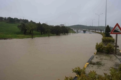 Kuvvetli yağışın etkili olduğu Antakya&rsquo;da eğitime 1 g&uuml;n ara verildi
