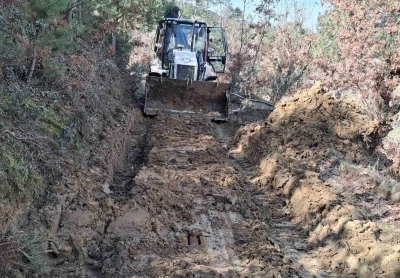 Kuyucak Belediyesi&rsquo;nden yağışla kapanan yollara hızlı m&uuml;dahale
