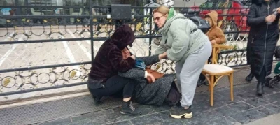 Kuyumcu mağdurlarının eyleminde yaşlı kadın fenalaştı
