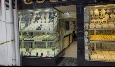 Kuyumcuda silahlı soygun: &Ouml;nce 1 kilo istedi, sonra 100 gramlık k&uuml;l&ccedil;eyi alıp ka&ccedil;tı
