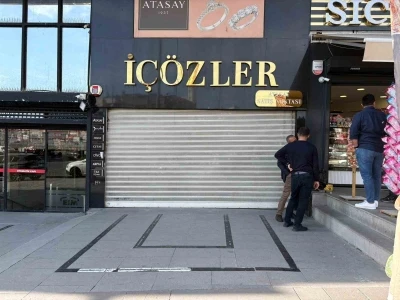 Kuyumcudaki vitrin asansörünün altında kalan işçi hayatını kaybetti
