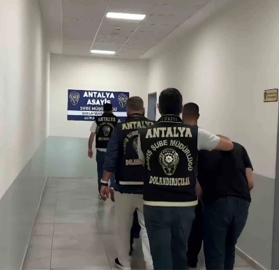 Kuyumculara sahte altın diş satan ş&uuml;phelilere, polisten &rsquo;G&uuml;len y&uuml;z&rsquo; operasyonu

