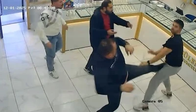 Kuyumcuların ’müşteri’ kavgası kamerada
