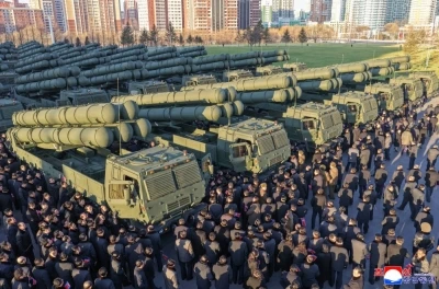 Kuzey Kore yapay zeka destekli &ccedil;oklu roketatar sistemlerini tanıttı

