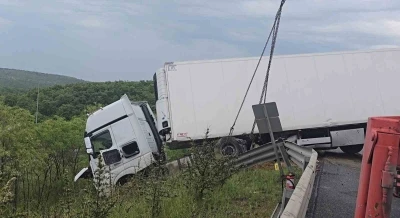 Kuzey Marmara&rsquo;da otomobilin &ccedil;arptığı tır bariyerleri aşıp yoldan &ccedil;ıktı
