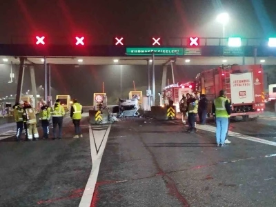 Kuzey Marmara Otoyolu Kurnak&ouml;y gişelerinde otomobil takla attı: 2 yaralı
