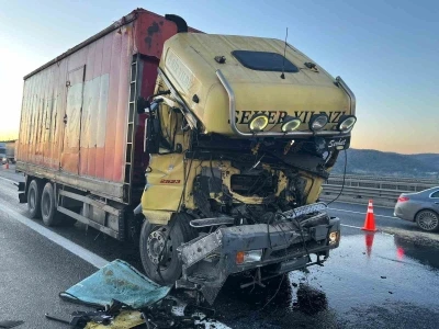 Kuzey Marmara Otoyolu&rsquo;nda kamyon tıra arkadan &ccedil;arptı: 1 yaralı
