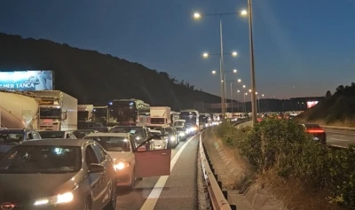 Kuzey Marmara Otoyolu&rsquo;nda kamyonun &ccedil;arptığı tabela devrildi: Trafik yoğunluğu oluştu
