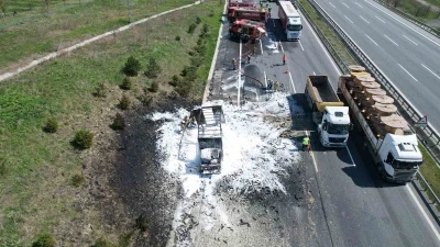 Kuzey Marmara Otoyolu&rsquo;nda k&ouml;p&uuml;k sprey y&uuml;kl&uuml; kamyon alev alev yandı
