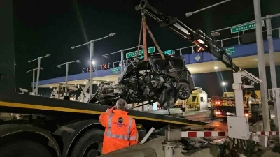 Kuzey Marmara Otoyolu’nda otomobil gişeye girdi: 1 ağır yaralı
