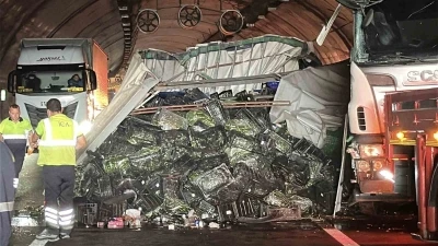 Kuzey Marmara Otoyolu’nda sebze yüklü tır devrildi: Kilometrelerce araç kuyruğu oluştu
