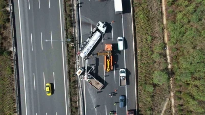 Kuzey Marmara Otoyolu’nda tır devrildi, trafik kilitlendi
