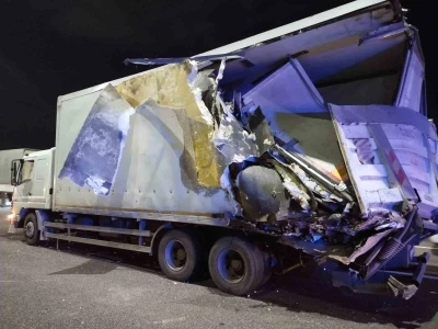 Kuzey Marmara Otoyolu&rsquo;nda yolcu otob&uuml;s&uuml; tıra &ccedil;arptı: 10 yaralı
