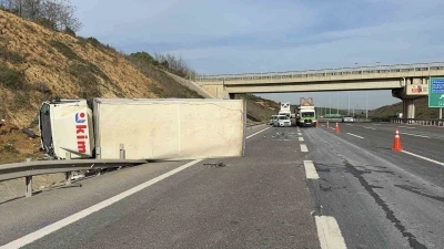 Kuzey Marmara Otoyolu’nda zincirleme kaza: Aynı firmaya ait iki kamyon kazaya karıştı
