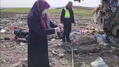 Lahana poşetinde sakladığı altınları &ccedil;&ouml;pe atıldı
