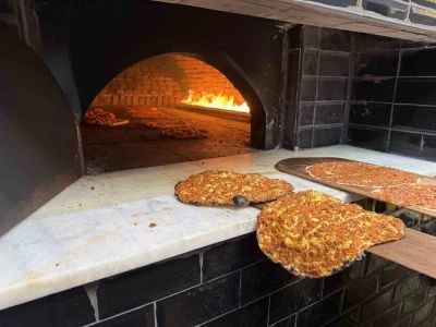Lahmacun ustası "Ma&ccedil;ı kazanırsak bin lahmacun dağıtacağım" dedi, s&ouml;z&uuml;n&uuml; tuttu
