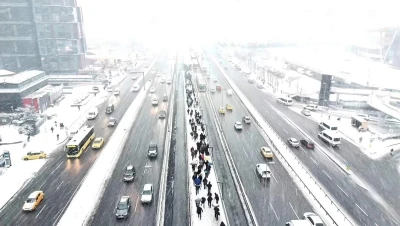 Lapa lapa kar yağan Bah&ccedil;elievler havadan g&ouml;r&uuml;nt&uuml;lendi
