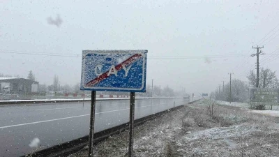 Lapa lapa yağan kar il&ccedil;eyi beyaza b&uuml;r&uuml;d&uuml;
