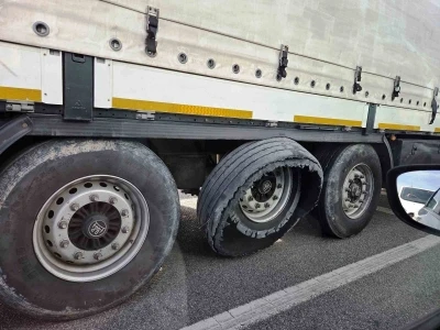 Lastiği parçalanan tırın tehlikeli yolculuğu
