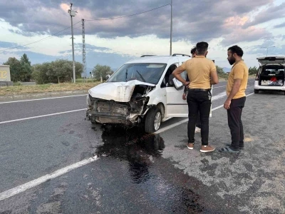 Lastiği patlayan ara&ccedil; ref&uuml;jdeki direği devirdi: 1 yaralı
