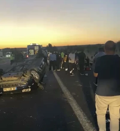 Lastiği patlayan otomobil bariyerlere &ccedil;arparak takla attı: 2 yaralı
