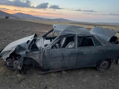 Lastiği patlayan otomobil karşı yoldan gelen cipe çarptı
