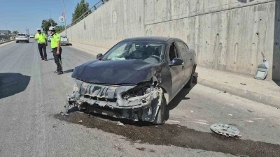 Lastiği patlayan otomobil kaza yaptı: 1 yaralı
