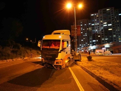 Lastiği patlayan tır, &ouml;nce su kanalına sonra ref&uuml;je &ccedil;arptı: 1 yaralı
