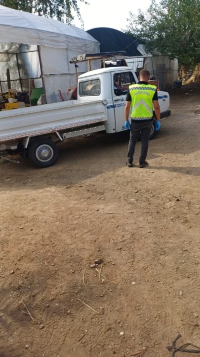 Lastiğini tamir ettiği kamyonet ile traktör arasına sıkışarak hayatını kaybetti
