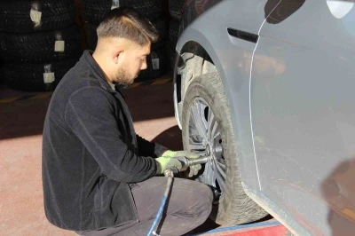 Lastikçilerin ’kış lastiği’ mesaisi erken başladı
