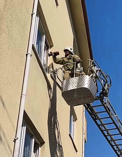 Lavaboda felaşan şahıs, evin camı kırılarak kurtarıldı
