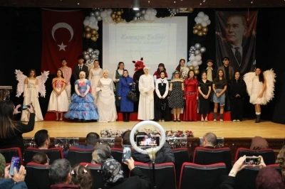Lise &ouml;ğrencileri atık malzemelerden hazırladıkları kıyafetlerle podyuma &ccedil;ıktı
