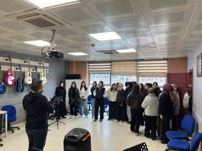 Lise &ouml;ğrencileri gen&ccedil;lik merkezinde vakit ge&ccedil;irdi
