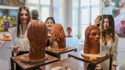 Lise &ouml;ğrencilerinden yıl sonu sanat sergisi

