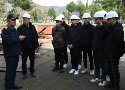 Lise &ouml;ğrencilerine Aksaz Tersane Komutanlığında eğitim
