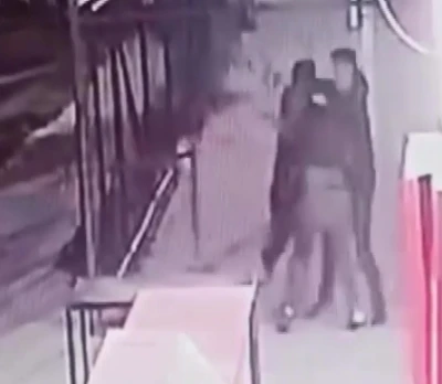 Lise öğrencilerini dövüp bacaklarından bıçakladılar
