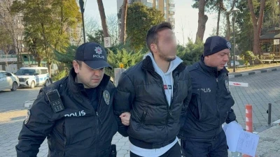 Lise &ouml;ğrencisinin boynuna bı&ccedil;ak dayayan &uuml;niversite &ouml;ğrencisi tutuklandı
