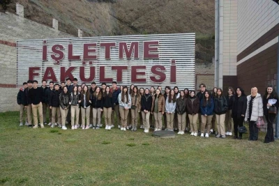 Liseli gen&ccedil;ler D&uuml;zce &Uuml;niversitesi&rsquo;nde
