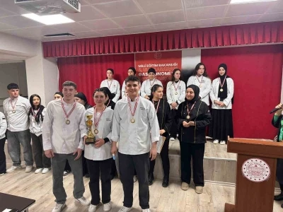 Liseli gen&ccedil;ler gastronomi yarışmasında g&uuml;m&uuml;ş madalya kazandı
