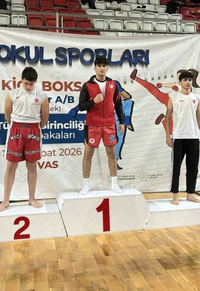 Liseli kick boks sporcusu T&uuml;rkiye şampiyonu oldu
