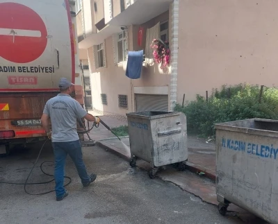lkadım&rsquo;da temizlik &ccedil;alışmaları s&uuml;r&uuml;yor

