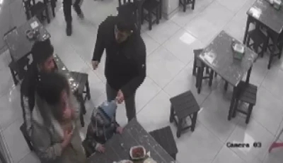 Lokantacı esnafından kadın m&uuml;şterisine hayat kurtaran manevra