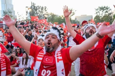 Los Angeles&rsquo;ta T&uuml;rkiye r&uuml;zgarı zafer coşkusuyla ta&ccedil;landı
