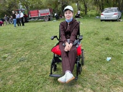 L&ouml;semiyle m&uuml;cadele eden Azra&rsquo;nın en b&uuml;y&uuml;k hayali basketbolcu olmak

