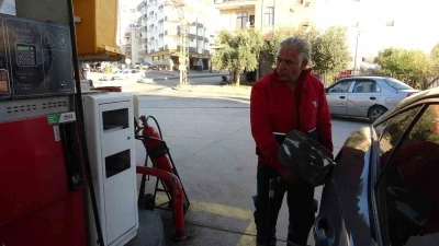 LPG pompası takılıyken hareket eden araca pompacı son anda müdahale etti
