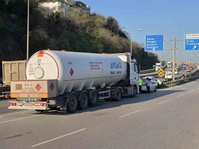 LPG y&uuml;kl&uuml; tanker otomobile &ccedil;arptı, facianın eşiğinden d&ouml;n&uuml;ld&uuml;
