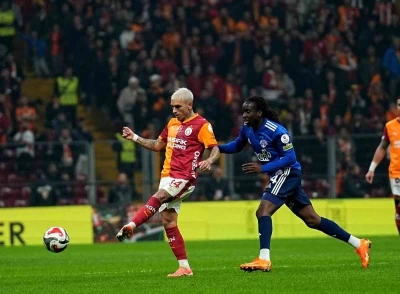 Lucas Torreira cezalı duruma d&uuml;şt&uuml;
