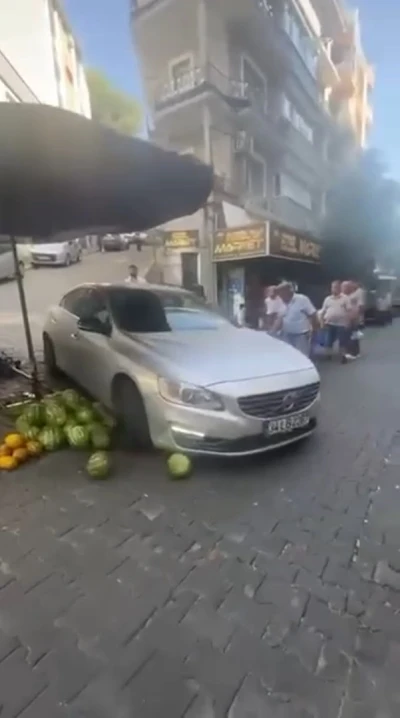 L&uuml;ks aracıyla girdiği pazar tezgahını darmadağın etti
