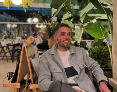 L&uuml;ks otomobil alt ge&ccedil;ide &ccedil;arptı, s&uuml;r&uuml;c&uuml; hayatını kaybetti
